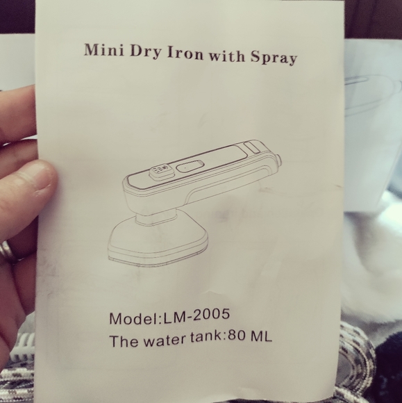 Mini Dry Iron with Spray - Picture 3 of 4